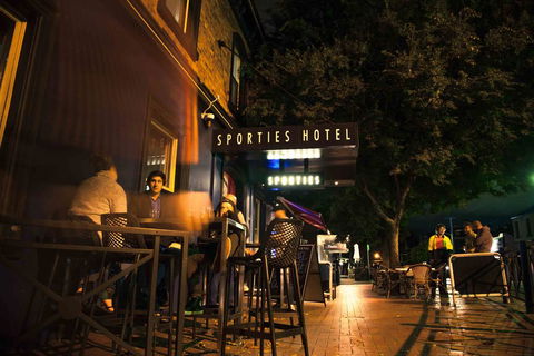 Sporties Hotel - Accommodation Noosa 1