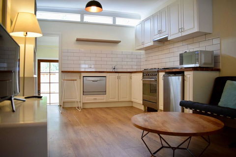 Stylish Cute Cottage In McMahons Point - Accommodation Noosa 1