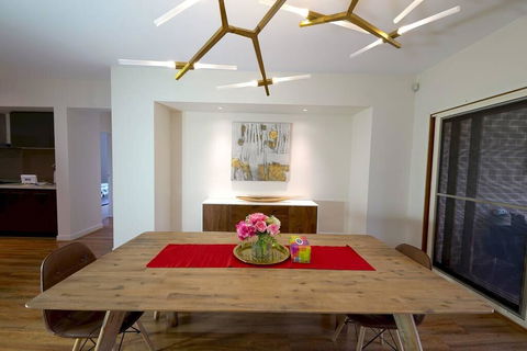 Stylish Luxe House For Big Group Near Shopping Center - Accommodation Noosa 2