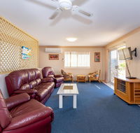 Stylish Unit Opposite Foreshore - Sylvan Beach Esp Bellara - Accommodation Noosa
