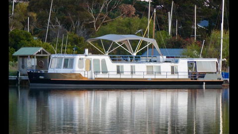 Swamp Fox Luxury 2BR Dutch Barge - Accommodation Noosa 2