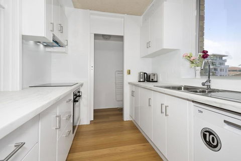 Tasman Towers - Unit 13 - Accommodation Noosa 2