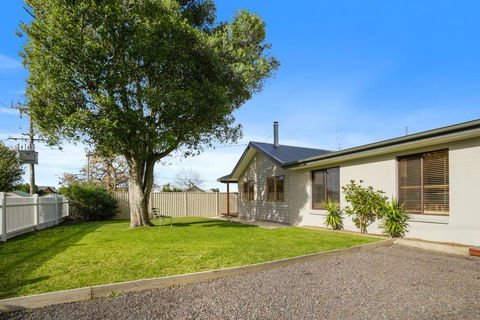 THE ASHMAN HOUSE - Modern And Close To Town - Accommodation Noosa 3