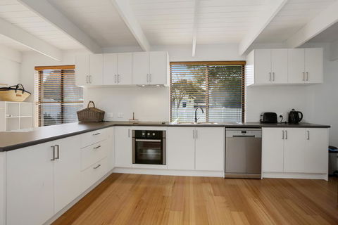 THE ASHMAN HOUSE - Modern And Close To Town - Accommodation Noosa 2