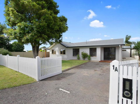 THE ASHMAN HOUSE - Modern And Close To Town - Accommodation Noosa 0
