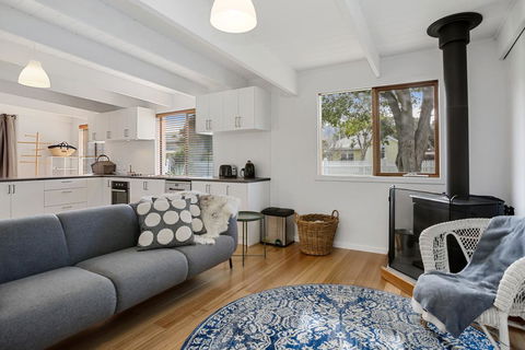 THE ASHMAN HOUSE - Modern And Close To Town - Accommodation Noosa 1