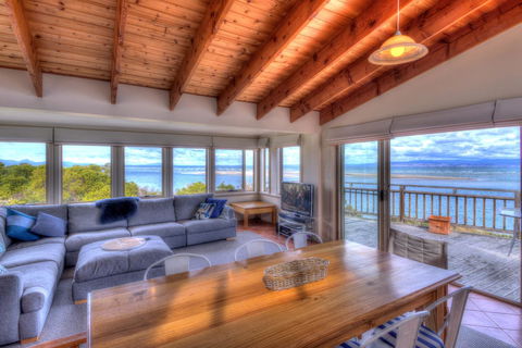 The Strand ~ On The Edge Of The Beach - Accommodation Noosa 0