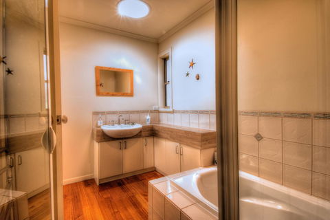 The Strand ~ On The Edge Of The Beach - Accommodation Noosa 9