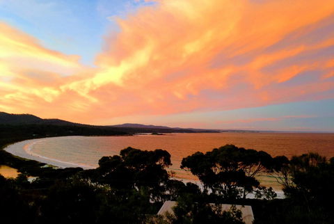 DOLPHIN LOOKOUT COTTAGE - Amazing Views Of The Bay Of Fires - Accommodation Noosa 0