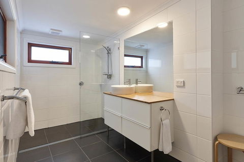 DOLPHIN LOOKOUT COTTAGE - Amazing Views Of The Bay Of Fires - Accommodation Noosa 2