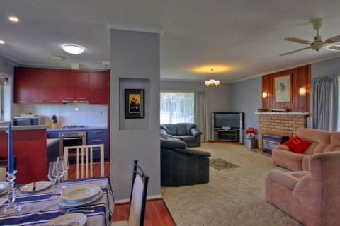 Jacaranda House - Accommodation Noosa 2