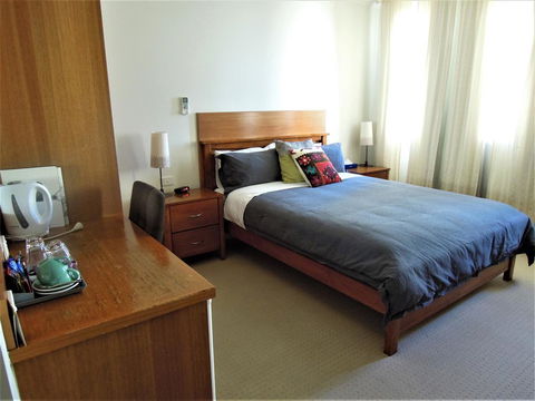 Plough Hotel - Accommodation Noosa 4