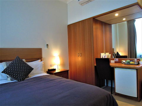 Plough Hotel - Accommodation Noosa 7
