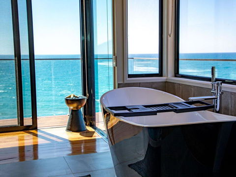 THE DECK HOUSE - A WYE RIVER ICON - Accommodation Noosa 2