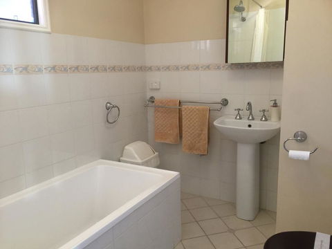 The Nosh & Nod - Howick Street - Accommodation Noosa 1
