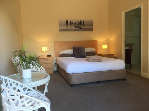The Nosh & Nod - Howick Street - Accommodation Noosa 0