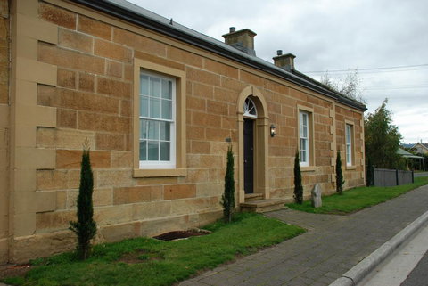 The Red Feather Inn - Accommodation Noosa 1