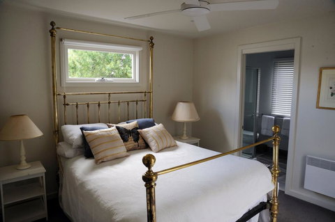 The Red Feather Inn - Accommodation Noosa 0