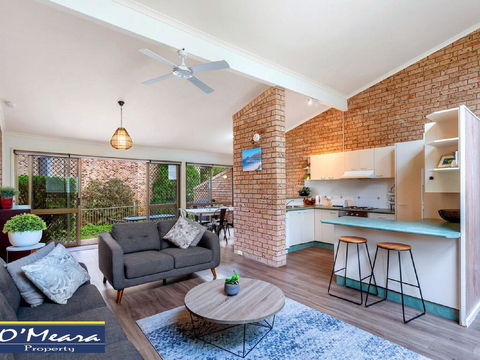 Townhouse 9 'Bay Parklands', 2 Gowrie Ave - Pool Views & Tennis Court - Accommodation Noosa 1