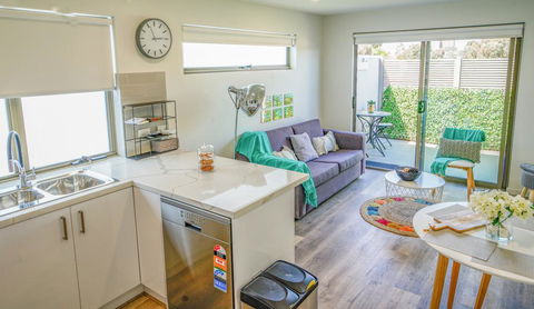 U201 Brunswick Living Brand New Deluxe Balcony Upper Floor Apartment Close To Airport And CBD - Accommodation Noosa 0