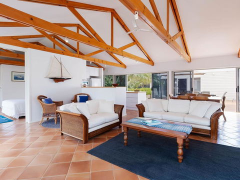 Unit 1 44 Danalene Pde Fantastic Waterfront Property With Air Con - Accommodation Noosa 1