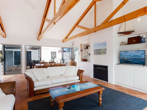 Unit 1 44 Danalene Pde Fantastic Waterfront Property With Air Con - Accommodation Noosa 2