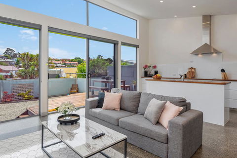 Walk To Salamanca, Queens Cottage LUX 3bdm Queens Cottage - Accommodation Noosa 0