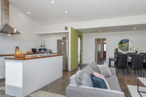 Walk To Salamanca, Queens Cottage LUX 3bdm Queens Cottage - Accommodation Noosa 1