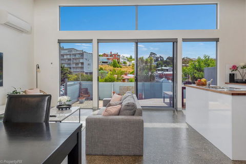 Walk To Salamanca, Queens Cottage LUX 3bdm Queens Cottage - Accommodation Noosa 2