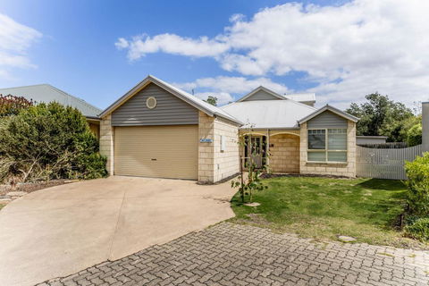 WALKIN' ON SUNSHINE - Accommodation Noosa 0
