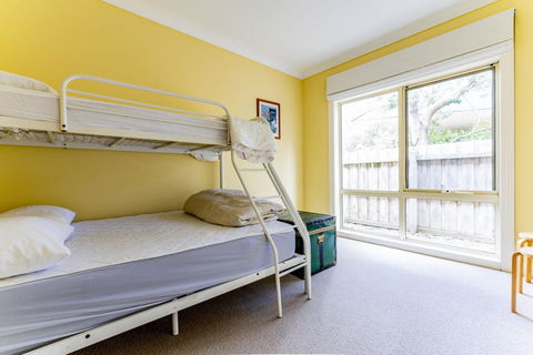 WALKIN' ON SUNSHINE - Accommodation Noosa 1