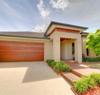 Newington Lakehouse - Accommodation Noosa