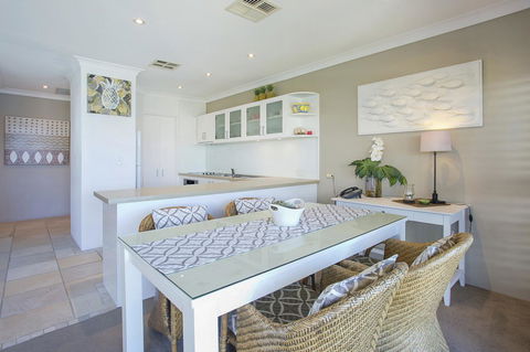 Noosa Shores Resort - Accommodation Noosa 24