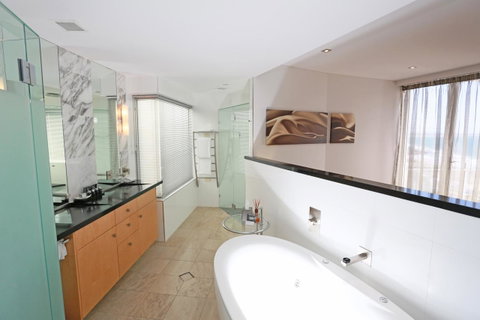 Oceans Mooloolaba - Accommodation Noosa 2