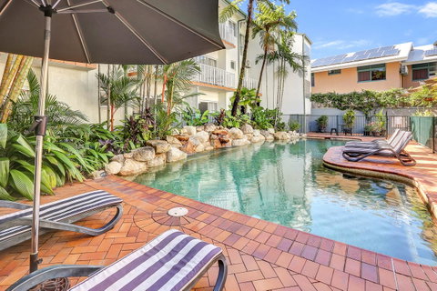 Coral Tree Inn - Accommodation Noosa 2