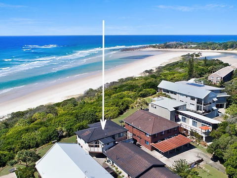 White Waves On The Beach - Accommodation Noosa 2