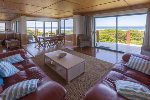 White Waves On The Beach - Accommodation Noosa 3