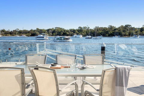Affordable Riverfront, Pool, Private Pontoon - Accommodation Noosa 2