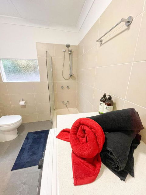 A Beautiful Terrace House With Parking & Courtyard - Accommodation Noosa 1