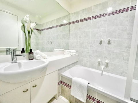 A Cozy 2B2B Apt Next To Carlton Garden W/ Parking - Accommodation Noosa 1