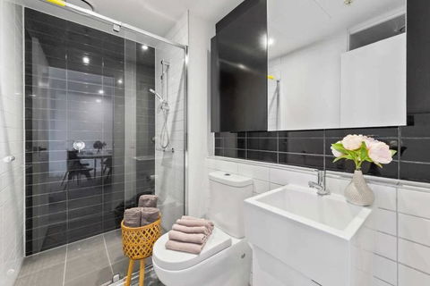 A Cozy 2BR Apt Next To Queen Victoria Market & Melbourne Central With City Views - Accommodation Noosa 2