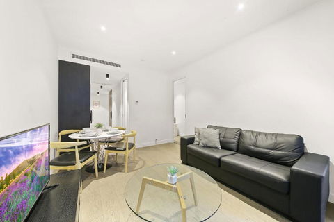 A Cozy & Lovely 2BR Apt Near Melbourne Central - Accommodation Noosa 1