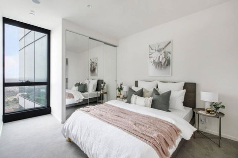 A Sky-high Metropolis Retreat Near The CBD - Accommodation Noosa 2