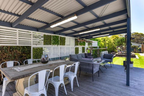 A Touch Of Paradise - House And Granny Flat - 4 Mins Walk To Callala Beach - Accommodation Noosa 3