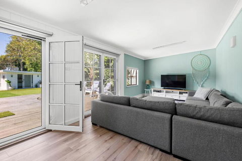 A Touch Of Paradise - House And Granny Flat - 4 Mins Walk To Callala Beach - Accommodation Noosa 2