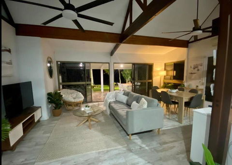 Absolute Beach Front - Accommodation Noosa 2