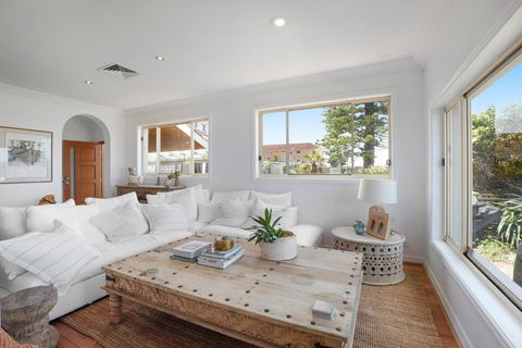 Absolute Beachfront Luxury In Narrabeen - Accommodation Noosa 4
