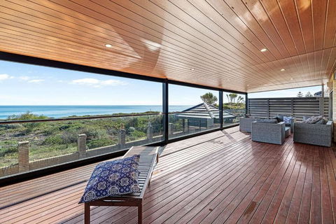 Absolute Oceanfront Retreat - Accommodation Noosa 3