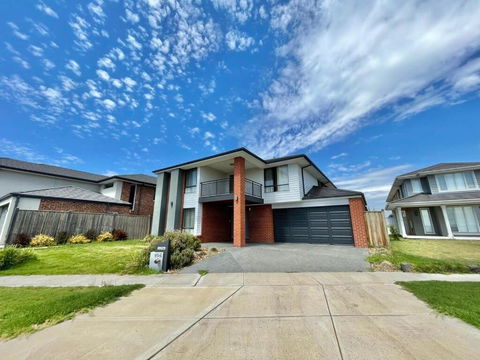 Absolutely Stunning - Bayside Point Cook 5BR Home - Accommodation Noosa 0