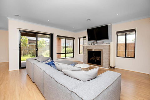 Absolutely Stunning - Bayside Point Cook 5BR Home - Accommodation Noosa 1